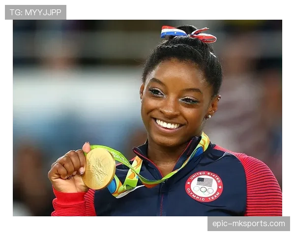 拜尔斯训练室外喝奶茶？和赛场上那个铁血女王判若两人！