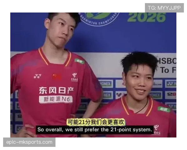 冯彦哲训练完直接瘫在场边啃蛋白棒，这自律我真绷不住了